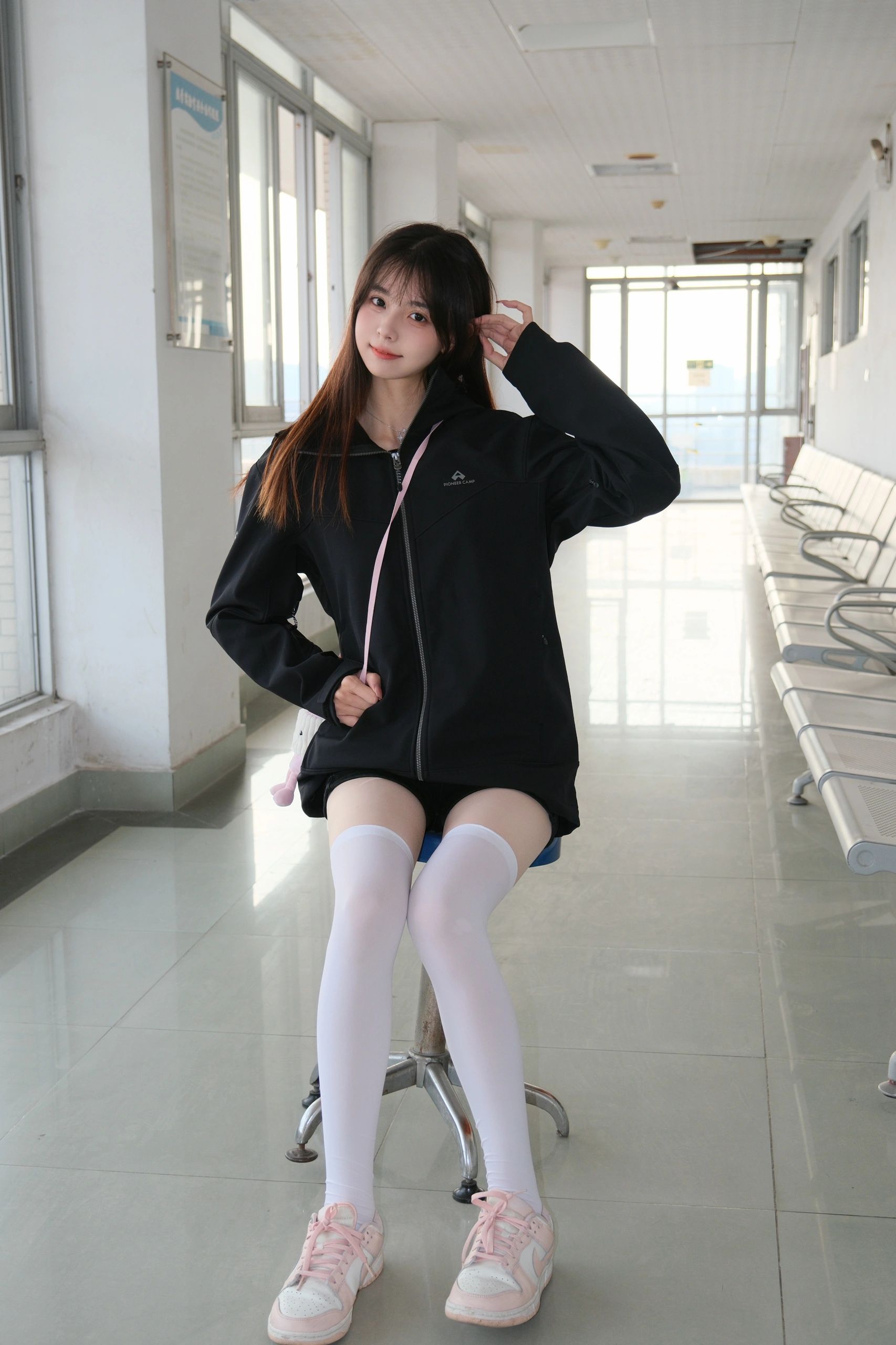 2025-02-08_11.32.36_是一只木糖醇_黄昏的学校走廊_4.jpg
