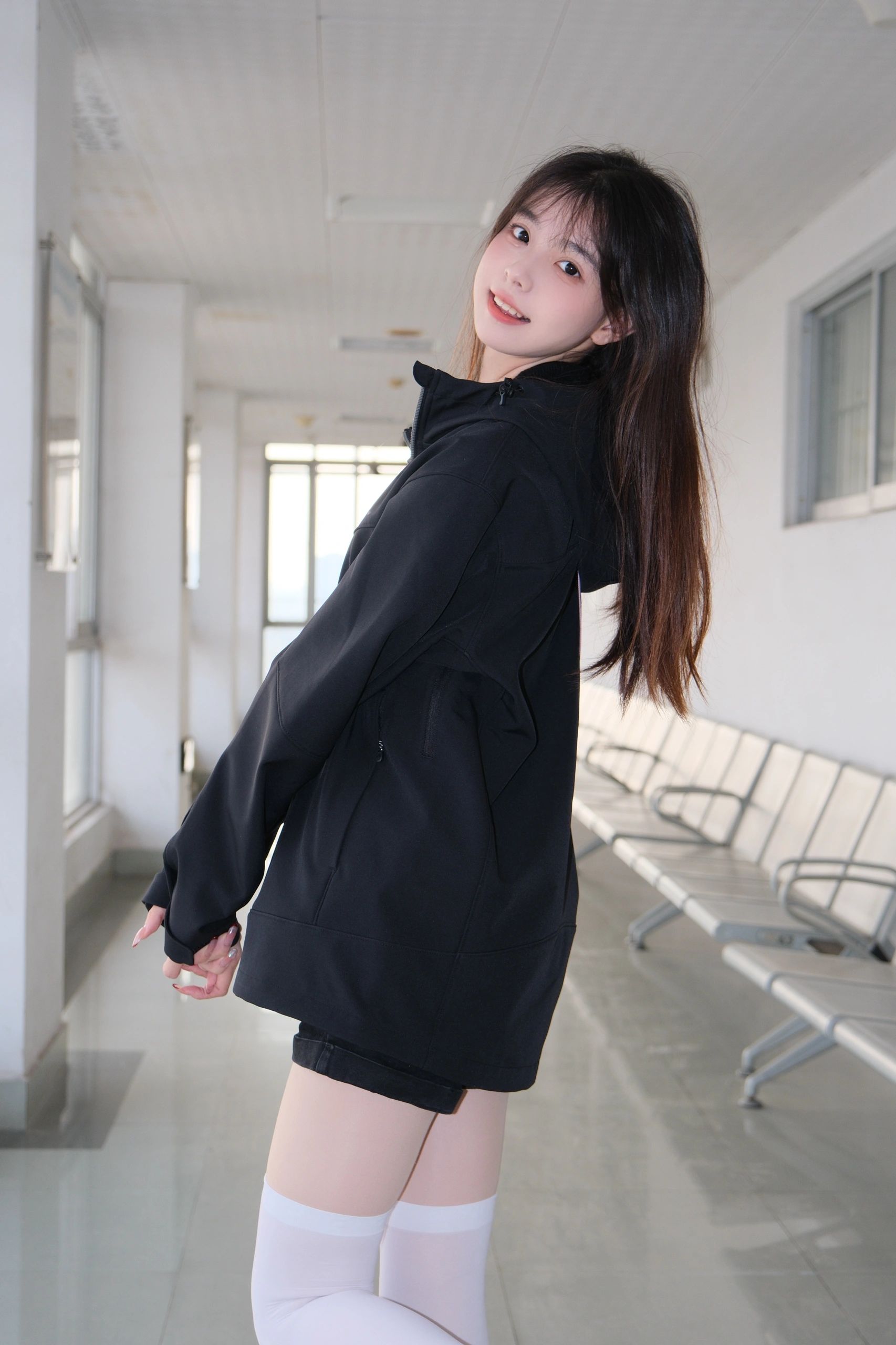 2025-02-08_11.32.36_是一只木糖醇_黄昏的学校走廊_6.jpg