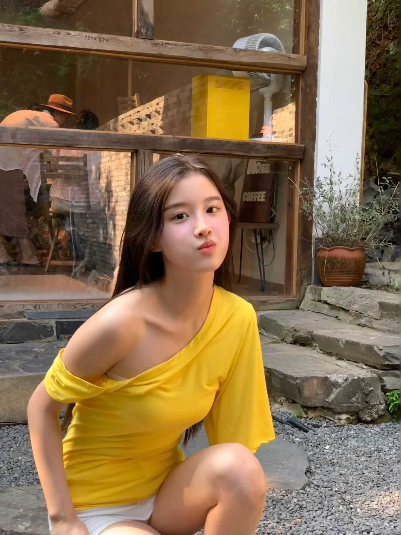 2024-08-25_17.52.49_我是小思思儿_阳光给的氛围感太足了_2.jpg