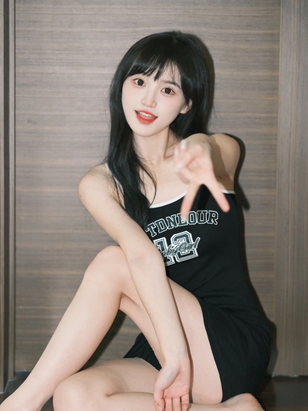 2023-05-28_17.16.34_是踢踢呀_蹲姿拍照_在家也能变辣妹_进来学_7.jpg